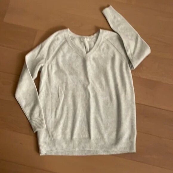 Beautiful grey oversized v-neck sweater from Gap - Picture 1 of 5